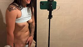 me encerre en el baño a masturbarme