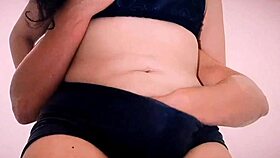 Me meto a la cama de madrastra y me la folle llena de semen.