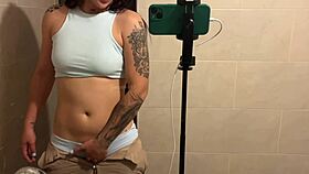 me encerre en el baño a masturbarme