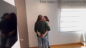 Cumplo Fetiche con Sexo Lésbico en Jeans Ajustados