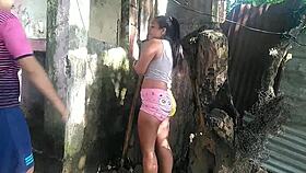 Me doy un baño donde la vecina me mira desnuda y agarra mi culo 😈