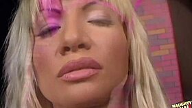 An experienced blonde likes manuel ferraras huge staff in her holes 😍