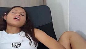 I see woman 18 using dildo on pussy