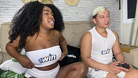 Minha Vizinha Safada Perdeu No Fut E Teve Que Pagar Aposta E Ainda Tirou A Camisinha E Sentou No Pelo A Safada