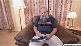 coroa da um trato na novinha gostosa tenha erecoes fortes