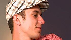 hunk gives awesome blowjob to 10-pounder 😏