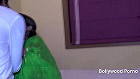 यह 18 साल की इंडियन लड़की इंटरव्यू डे पर अपने बॉस से जोर से चोदवाती है। इंटेंसिटी यकीन नहीं होती!