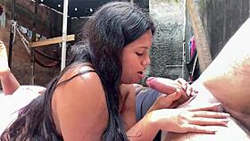 वेसिना अंदर आती है और मुझे नंगा पकड़ती है। मैं उसे चूसवाने के लिए कनविंस करता हूं।