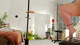 curvy milf oils her nude body 😍