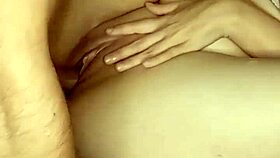 fodendo a bucetinha rosa molhada da novinha casada branquinha close up