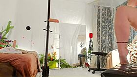 curvy milf oils her nude body 😍