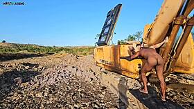 भारी मशीन मजदूर काम छोड़कर हॉट औरत के साथ चुदाई करता है जो उसे भटकाने आती है 😏