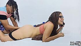 Mi Sobrina Es Infiel La Convenso En Follar Y Su Marido La Llama Por Celular Mientras Coge Conmigo En La Cama Sex Por El Culo A Sobrina Gostosa Coño Apretado