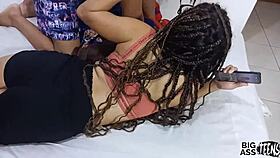 Mi Sobrina Es Infiel La Convenso En Follar Y Su Marido La Llama Por Celular Mientras Coge Conmigo En La Cama Sex Por El Culo A Sobrina Gostosa Coño Apretado