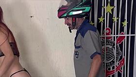 marido pede pra esposa receber entregador só de calcinha, que loucura! 😏