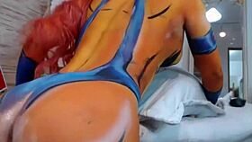 कॉसप्ले कैमगर्ल विशाल डिल्डो से गांड प्ले करती है?