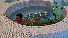 पब्लिक स्पा सेंटर में रिस्की फ्लैशिंग और मस्तुर्बेशन, ओप्स