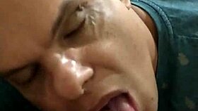 chupando e tomando leite do entregador gay no oral intenso