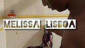 Negão roludo me comeu no banho sem camisinha e gozou na minha cara