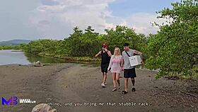 बीच पर हॉर्नी थ्रीसम सौतेला चचेरा भाई उसकी गर्ल संग मैक्स बेटान्कुर टाटियाना अल्वारेज डैनर मेनदेज