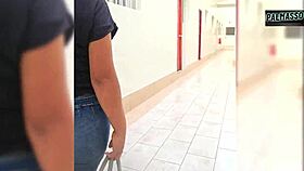 En la calle, encontré a mi primo. Me dejé follar para pagar deuda y accidentalmente llenó mi coño.