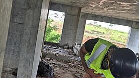 depois que todos foram embora, os trabalhadores transam descaradamente no prédio em construção