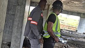 depois que todos foram embora, os trabalhadores transam descaradamente no prédio em construção