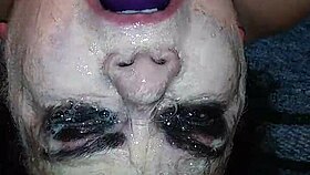 मिस टीएल ने टॉयज से गले की तकनीक दिखाई