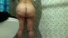 Camara Oculta En La Ducha - Espiando A Mi Madrastra Madura Con Big Tits.