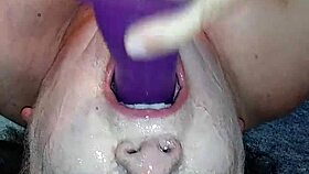 मिस टीएल ने टॉयज से गले की तकनीक दिखाई