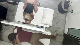 Video grabaci�n real como el masajista tiene sexo con la mujer al lado de su marido