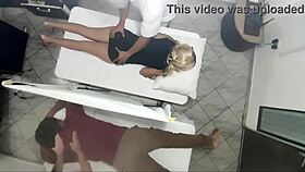Video grabaci�n real como el masajista tiene sexo con la mujer al lado de su marido