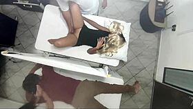 Video grabaci�n real como el masajista tiene sexo con la mujer al lado de su marido