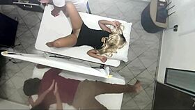 Video grabaci�n real como el masajista tiene sexo con la mujer al lado de su marido
