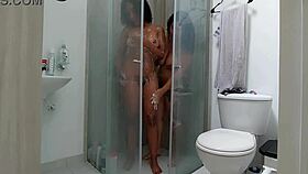 me follo con mi vecina morena en su ducha medellín colombia