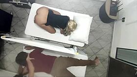 Video grabaci�n real como el masajista tiene sexo con la mujer al lado de su marido