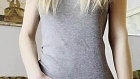 Cute petite girl fingers herself to orgasm 😍 - maiskii