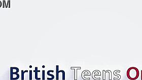 18 साल की ब्रिटिश टीन स्ट्रेंजर के साथ होटल रूम में पहली बार एक्शन एन्जॉय करती है।