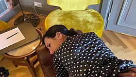 Hot psychologist dives into muff therapy