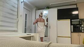 Just dropped my towel in front of the DELIVERY MAN, real story!