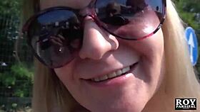 Simona the cock-hungry with her friend fucks a lucky cock in homemade italian scene.