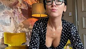 Hot psychologist dives into muff therapy