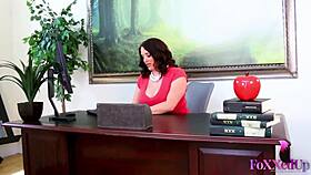 i'm jenna foxx, a mature milf with big ass and natural tits getting cunilingus on my pussy