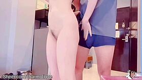 सुंदर थाई लड़की बेडरूम में बॉयफ्रेंड के फ्रेंड से फक हुई