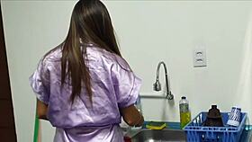 वह कॉफी बनाते समय मुझे सरप्राइज देता है, चूत चाटता है