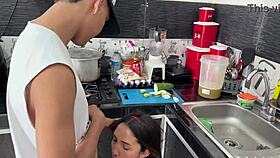 me follo a mi cuñada en la cocina y me corro dentro de su coño