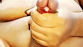 me saco el semen mientras me masturbo solo en casa