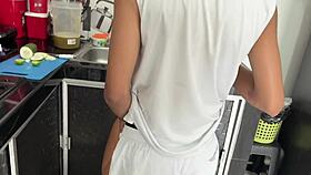 me follo a mi cuñada en la cocina y me corro dentro de su coño