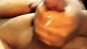 me saco el semen mientras me masturbo solo en casa