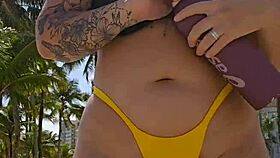 mesmo sabendo que eu sou casada, o cara pediu pra mim puxar a calcinha, mostrou foto do pau e me levou pro banheiro pra chupar